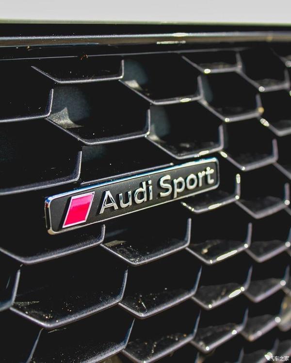 不同于四驱的quattro标志,r8 rws的前脸logo被改成了audi sport.