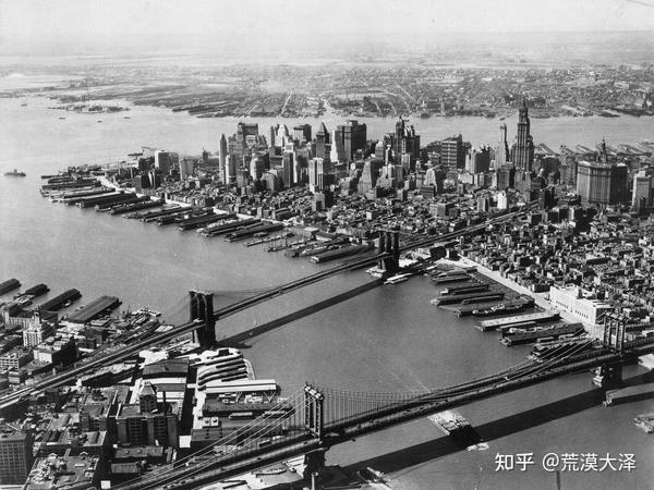 1920年的纽约已是市区高楼大厦,港口川流不息,道路上人们西装革履