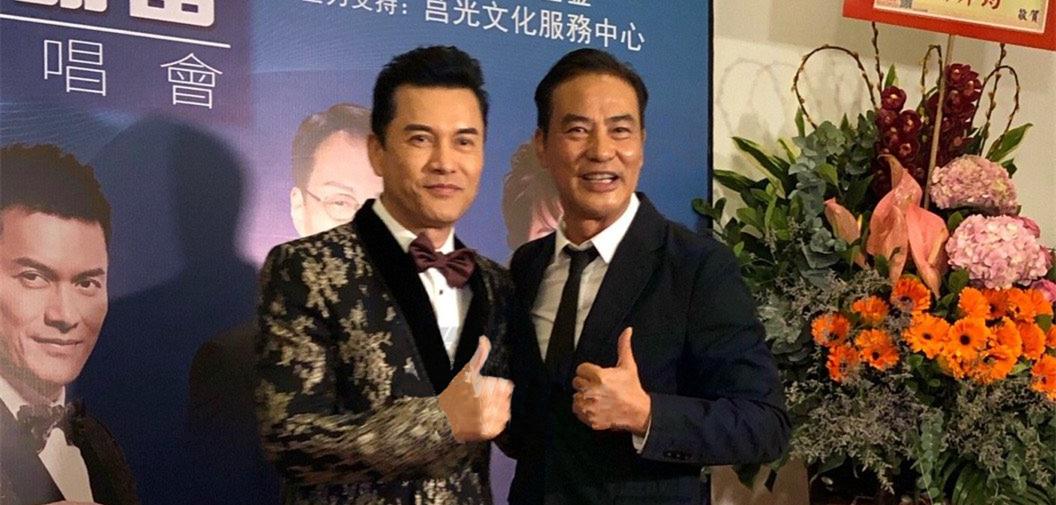 65岁任达华黑西装混搭运动鞋赶时髦,小1岁吕良伟黑金造型气场足