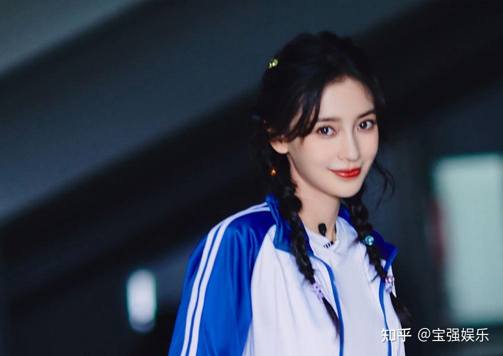 杨颖双马尾麻花辫蓝白校服造型被赞"太辣眼"