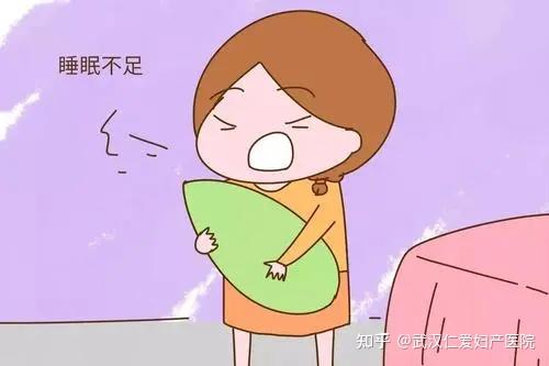 宝宝出生后妈妈变大的肚子像是泄了气的皮球,光滑的小腹上留下皱巴巴