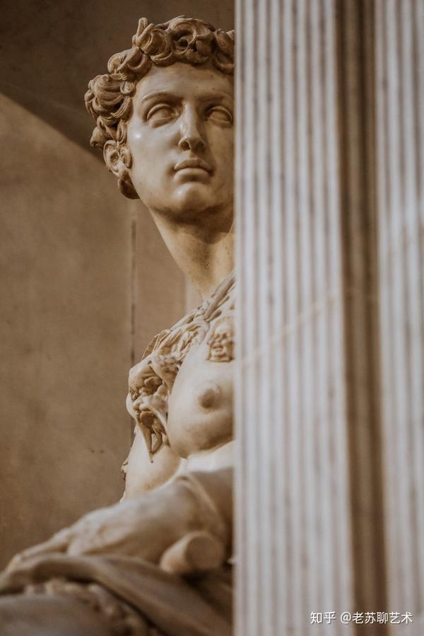 还有图片里这个 《朱利亚诺·美第奇》是米开朗基罗的雕塑作品,他是