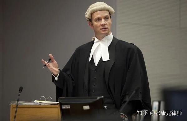 「英国律师着装」 英剧《皇家律师》卷发很特别