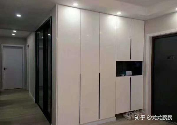 柜门,可以设计把手,也能没有,可以设计柜门反弹器.