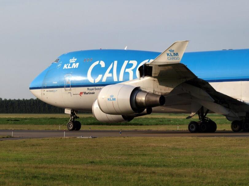 马丁航空一架波音747400f在荷兰上空丢失一块底板