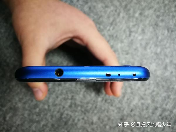 荣耀v20的听筒在斜上方位置,信号灯也在听筒里.