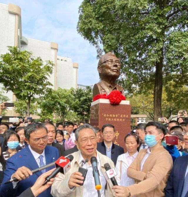 钟南山为"钟南山"塑像揭幕,华附学子热情追星.