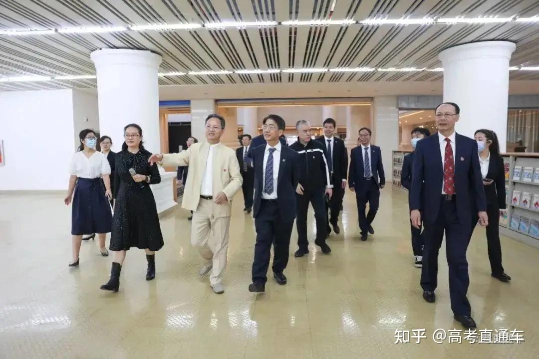 的各项事宜,学校党委书记,理事长廖立国教授带领学校领导班子热情接待