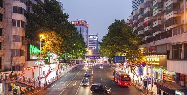 用慢速快门拍摄夜景车流