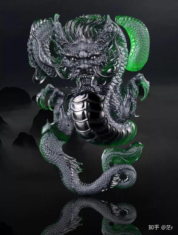 翡翠玉雕大龙牌霸气威武,神秘的龙图腾与翡翠结合效果