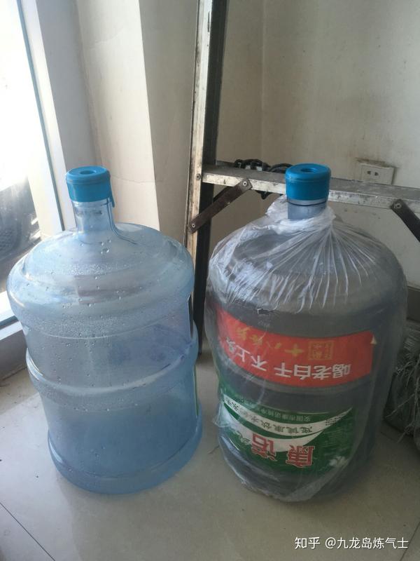 先看这桶矿泉水,标注18.9升,大概38斤.