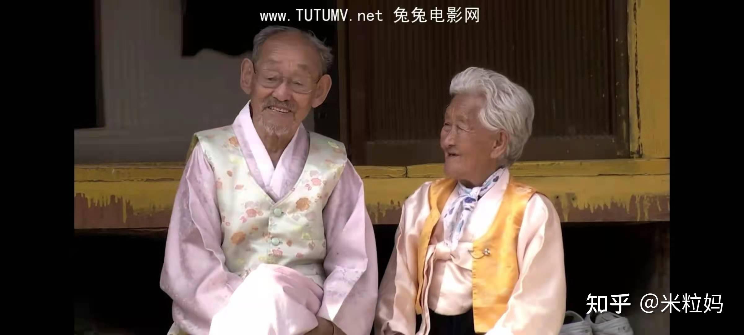 98岁的爷爷赵炳万与89岁的奶奶姜溪烈结婚76年,依然如初恋般甜蜜.