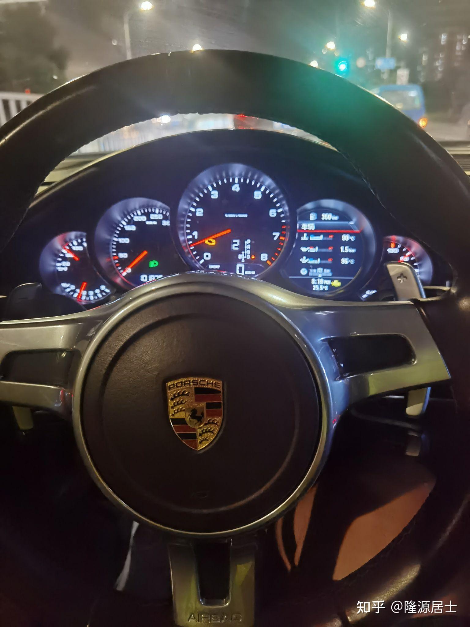 男人们,看见ktv里面搂着美女,喝着洋酒,开着豪车,都有