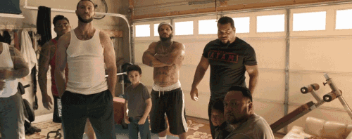 不要钱一样的子弹横飞,简单粗暴的街头枪战场面,尽显粗野刚劲的