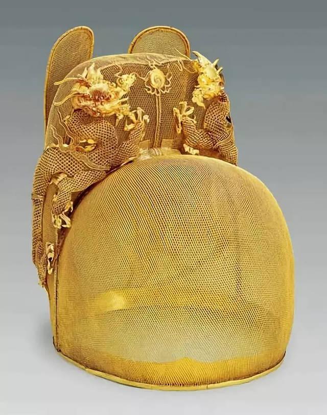 夏朝冠是清朝皇帝戴的帽子,也称"凉帽",是由一种满洲人称为得勒苏的草