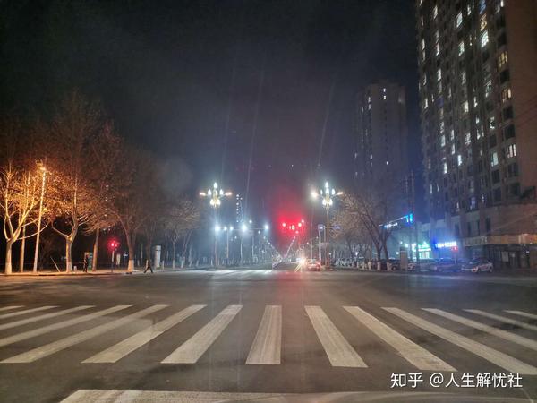 夜晚7点的红绿灯路口,也是十分空旷,在往年过年的时候,7点正是交通