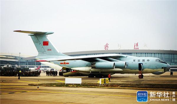 空军出动8架大型运输机空运军队支援湖北医疗队抵达武汉天河机场