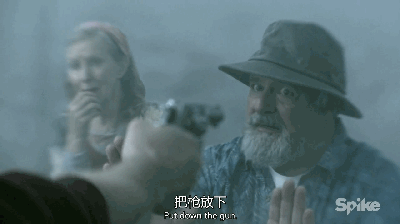 诡谲的未来 第一集结尾,脸上还沾有老伴血迹的娜塔莉走进了教堂.