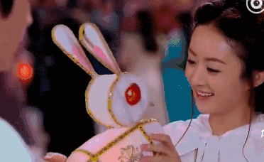 怕楚乔走丢了,走一步路就回头看一下,最后干脆玩起捉衣襟play