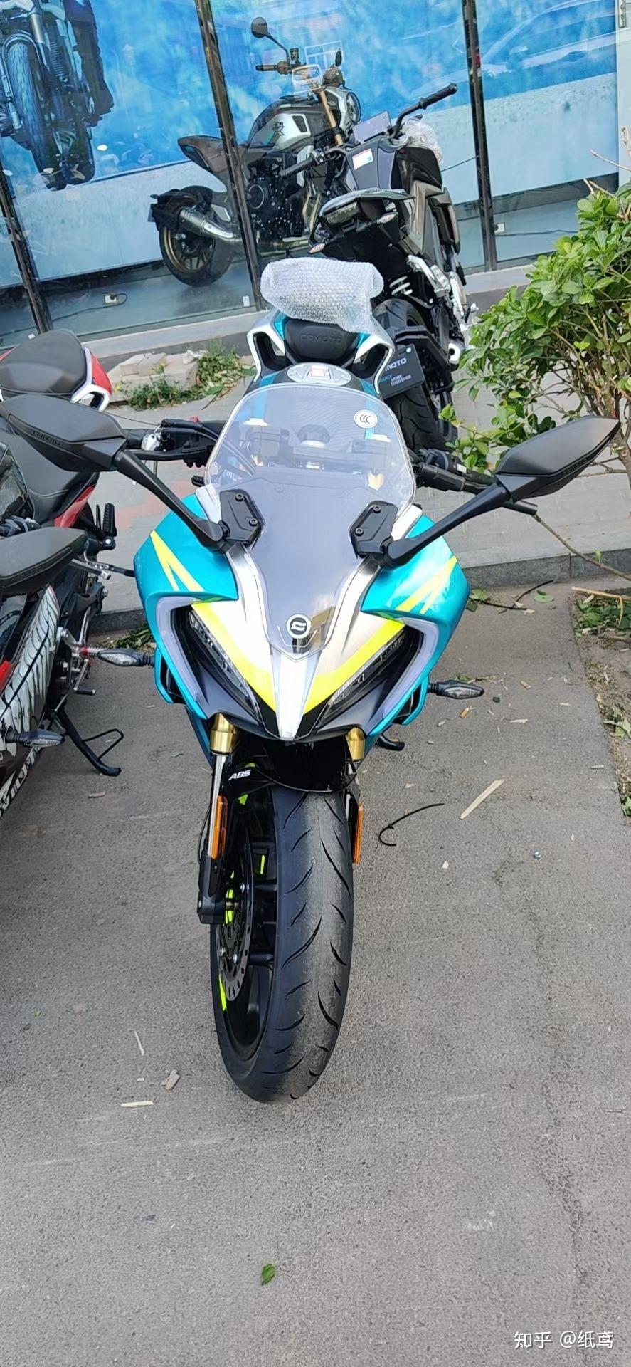 新手女生入坑摩托车春风250sr和铃木gsx250选哪一个好呀