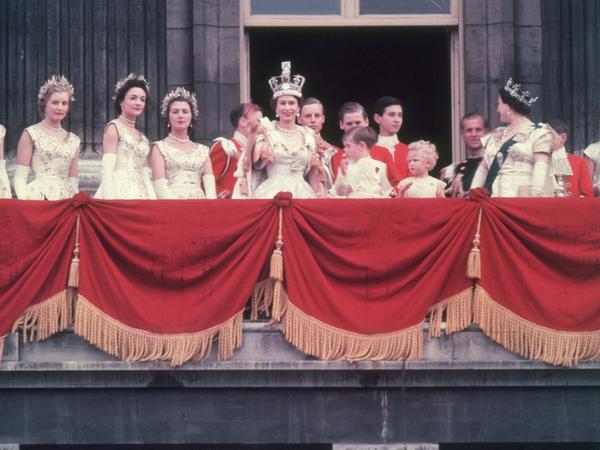 加冕典礼上,伊丽莎白二世头戴王冠走在威斯敏斯特大教堂中.