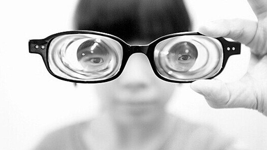 高度近视者适合戴非球面的,高折射率的薄镜片 高度数的近视眼镜,镜片