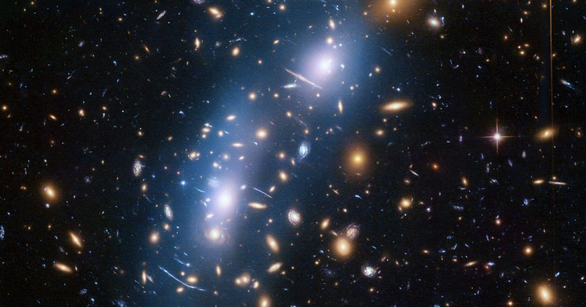 "30 亿光年长的星系弧可能挑战宇宙学