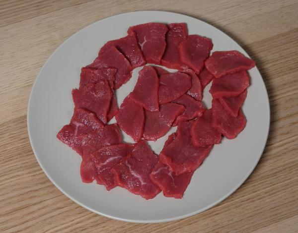 牛肉逆纹理切成 三到五毫米的厚片,里脊纹路清晰,容易切.
