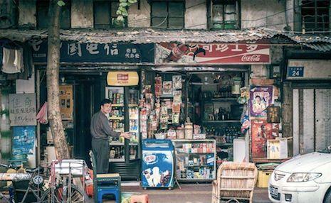 包装元素: 整体包装,logo的图形,颜色,瓶盖,及同时代的包装等 小卖部