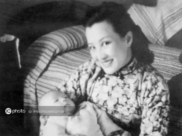 周璇入院后,她的两个孩子(长子周民,次子周伟)均由好友赵丹,黄宗英