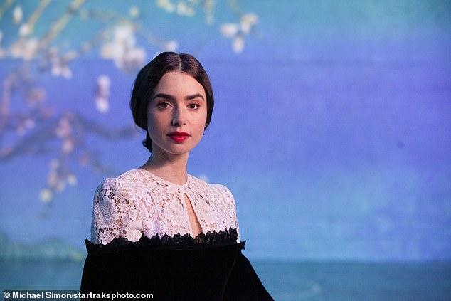 莉莉·柯林斯(lily collins)身着黑色天鹅绒礼服,饰有