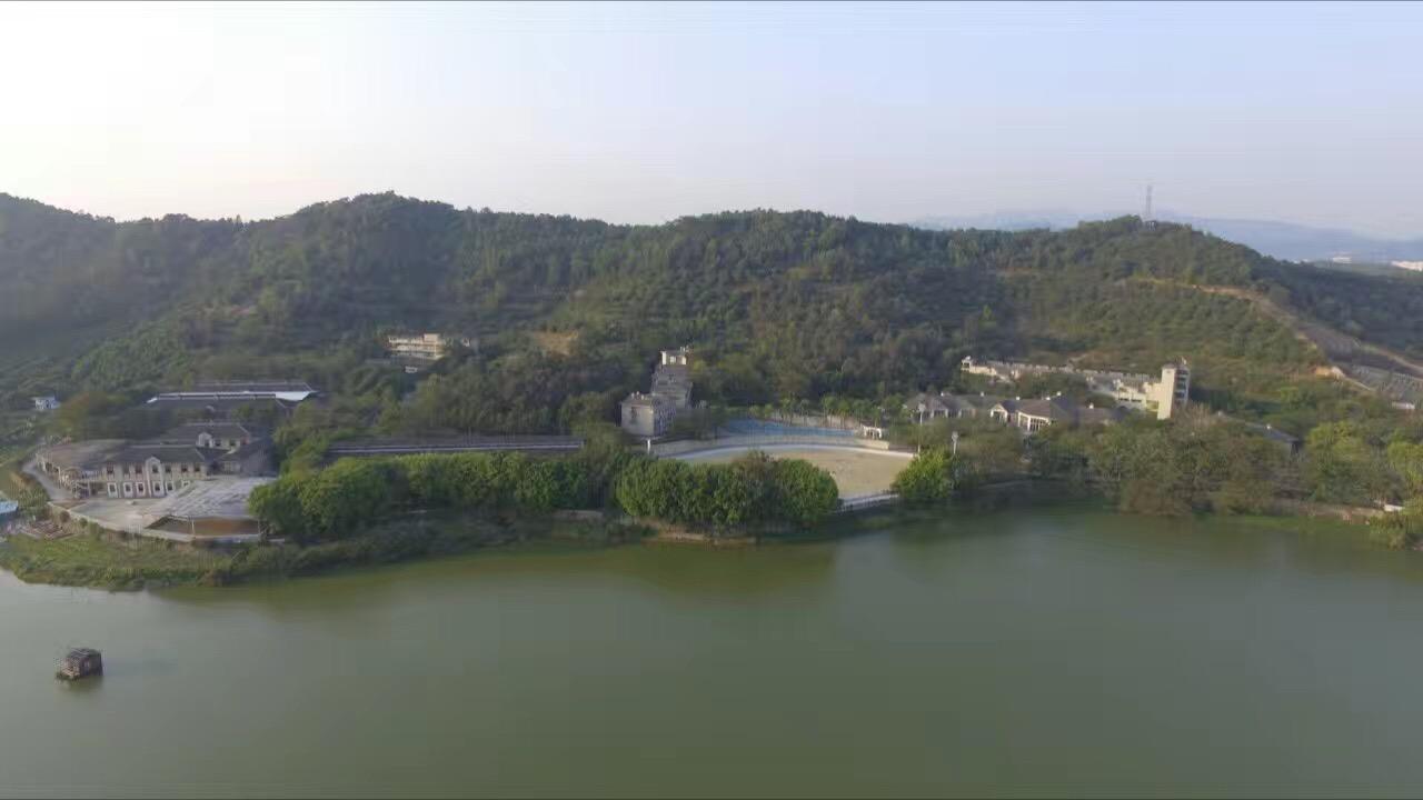 坐落在广东省东莞市长安镇,莲湖路五点梅水库旁