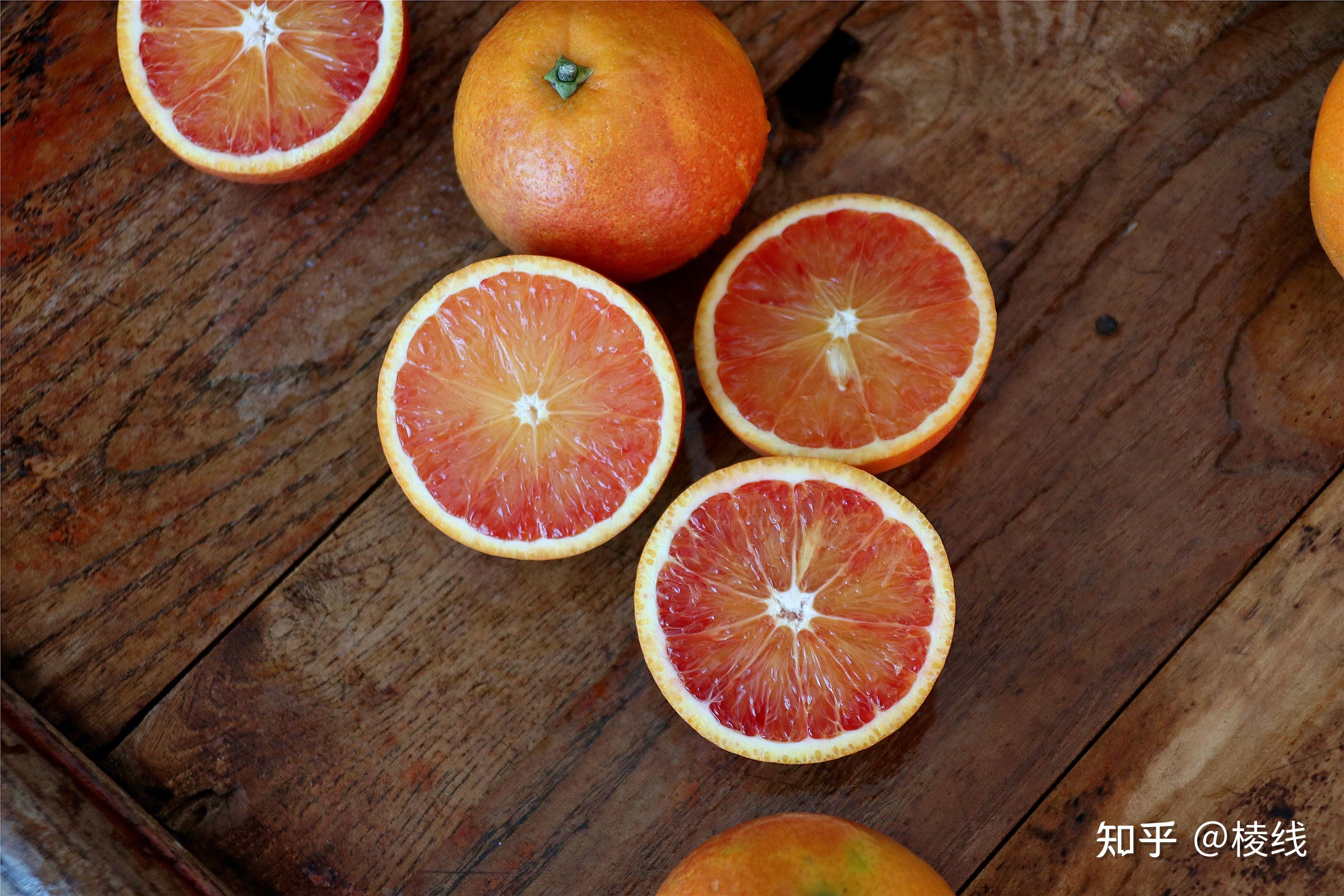 当你切开一个血橙时,你会看到拥有天然红色的果肉,果肉晶莹剔透,粒粒