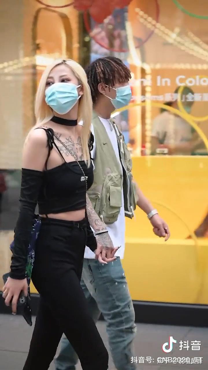 近日,higher brothers成员melo和女朋友在成都太古里牵手逛街被拍,新