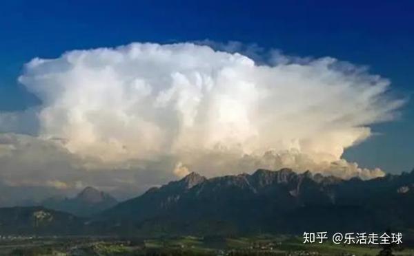 鬃积雨云(多伴有闪电,雷暴,雨幡等)