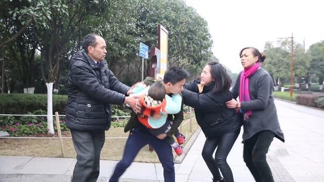2 人 赞同了该文章 人贩子,一提起来就让人恨得牙痒痒的角色.