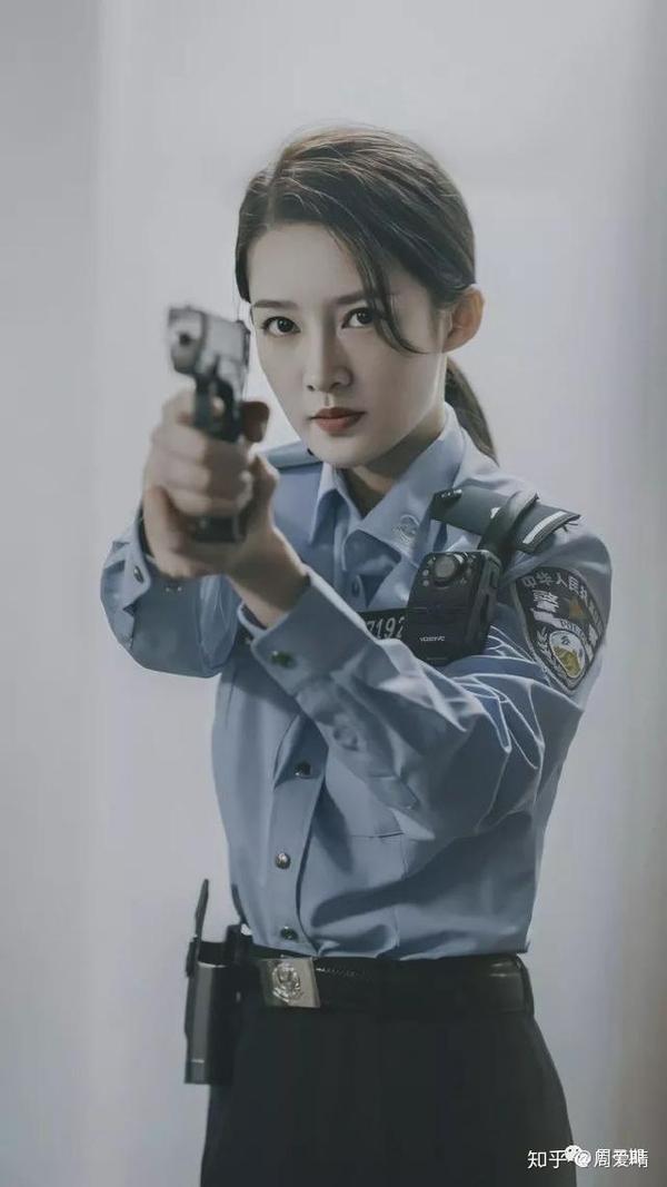最近被李沁上演的《亲爱的戎装》一个短片感染到了,镜头中她穿着一身