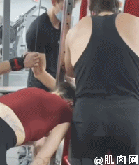在健身房锻炼不注意安全 器械就是吃头发的怪物 长发飘飘的女生可