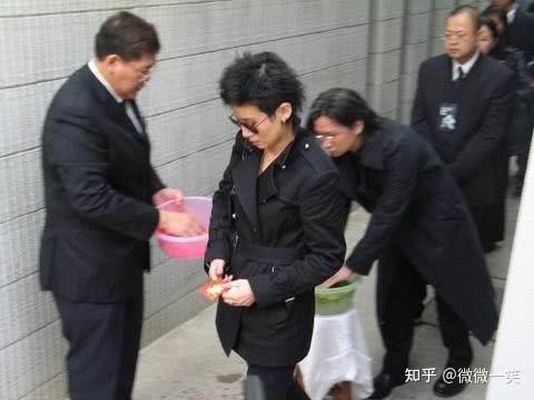 成龙在梅艳芳葬礼上迟到向华强让他当场下跪今真相浮出水面