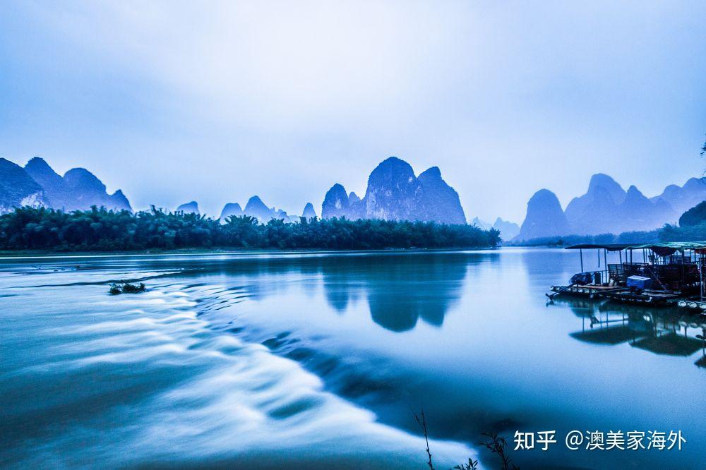 布倒影桂林是世界公认的中国符号"水墨山水"所在地,画家画笔下的漓江