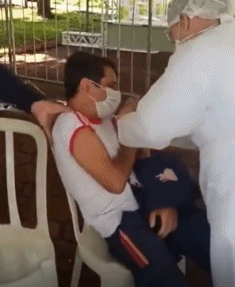 护士小姐姐为肌肉男接种新冠疫苗,场面一度失控!