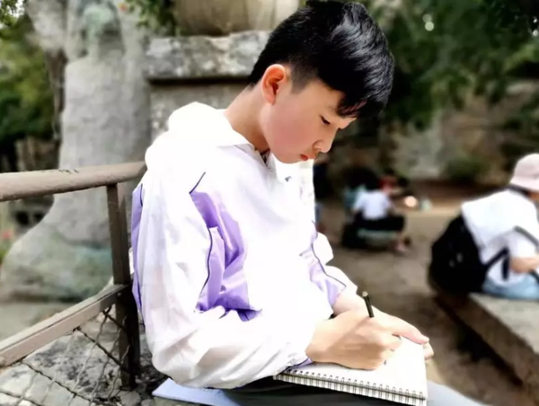 上海赫德圆桌派小学生成长故事这个六年级男孩正绽放得热烈而精彩