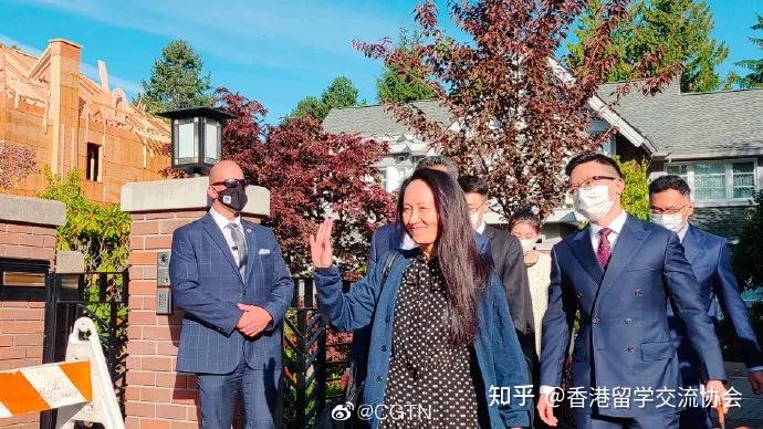 孟晚舟女士已经乘坐中国政府包机离开加拿大,即将回到祖国,并与家人