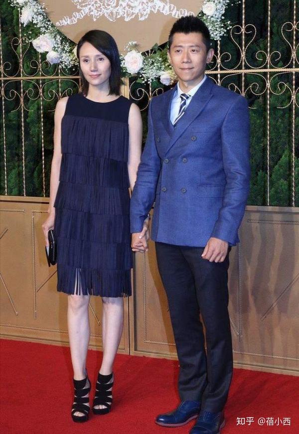 袁泉夏雨夫妻合体亮相,袁泉自信裸妆出镜,发际线高也照样显气场