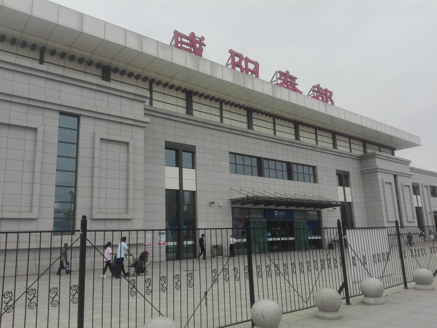 西宝高铁在咸阳市区设置了咸阳秦都站,该站位于咸阳西站北侧,规模为2