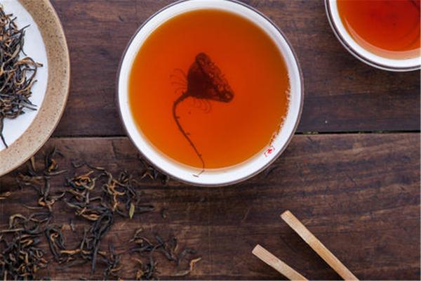 黑茶是后发酵茶,是唯一外界微生物参与了作用的茶,发酵茶 靠自身的酶