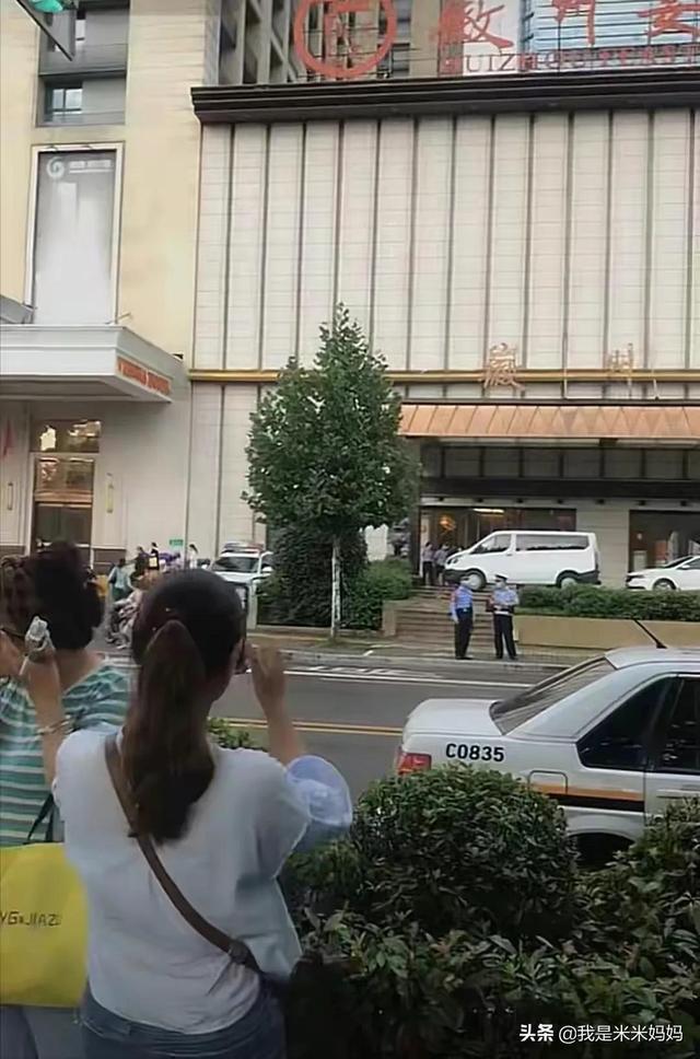 如何看待安徽蚌埠徽州宴老板娘小区内遛狗咬伤小孩口出狂言谁敢弄她的