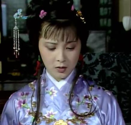 惜春的贴身丫鬟入画在抄检大观园的时候,被搜出大包金银锞子来,约共