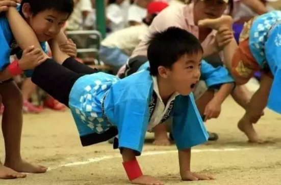 日本幼儿园的孩子,冬天无论多么冷,都穿非常短的短裤上学,很多孩子没