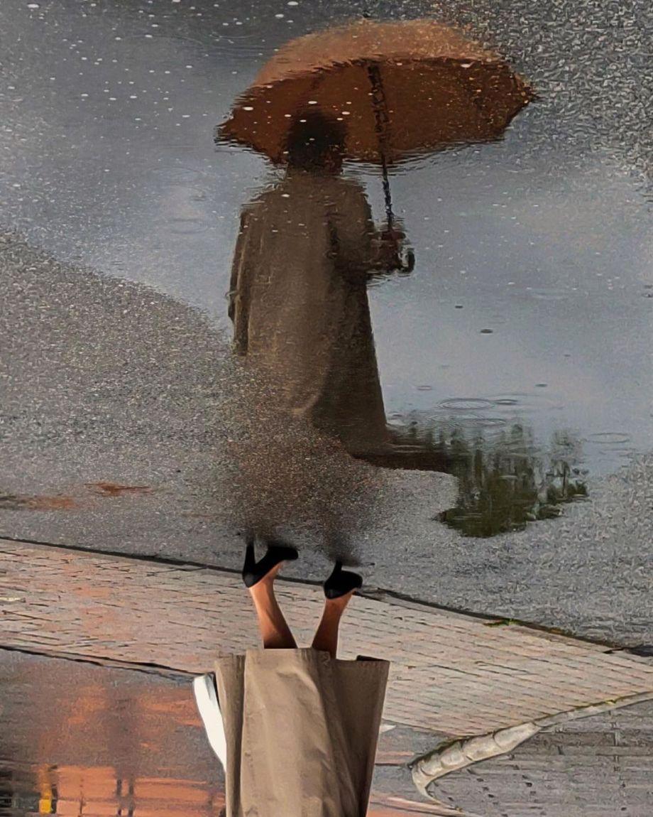 独特视角街头摄影雨天的街头